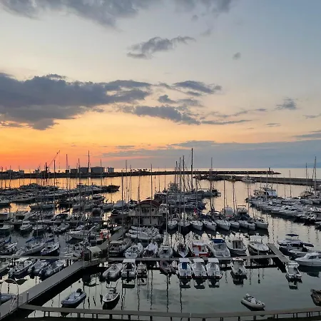 Attico Con Terrazza Sul Porticciolo Turistico Di 维博瓦伦蒂亚码头