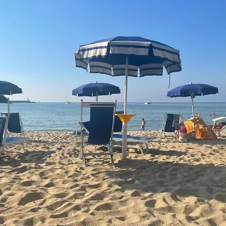 Attico Con Terrazza Sul Porticciolo Turistico Di 公寓 维博瓦伦蒂亚码头