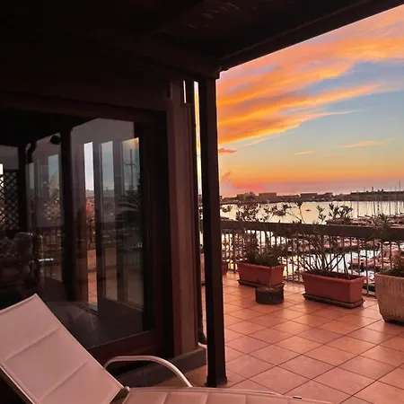 Attico Con Terrazza Sul Porticciolo Turistico Di Apartamento