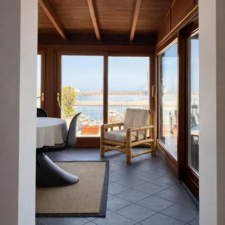 Attico Con Terrazza Sul Porticciolo Turistico Di Apartamento