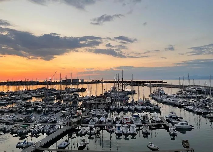 Attico Con Terrazza Sul Porticciolo Turistico Di 维博瓦伦蒂亚码头