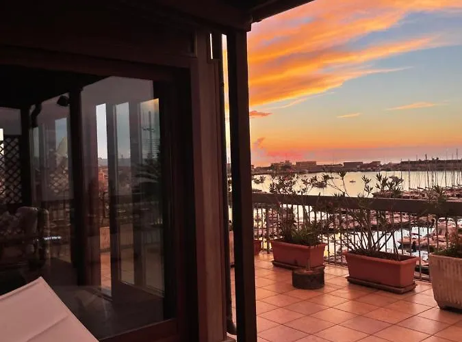 Attico Con Terrazza Sul Porticciolo Turistico Di 公寓